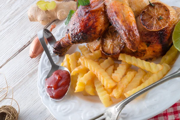 Kycklingar med pommes frites — Stockfoto