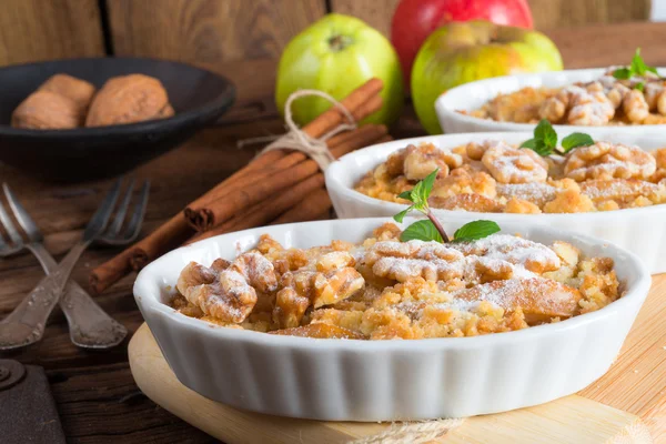 Bolo streusel de noz de maçã — Fotografia de Stock