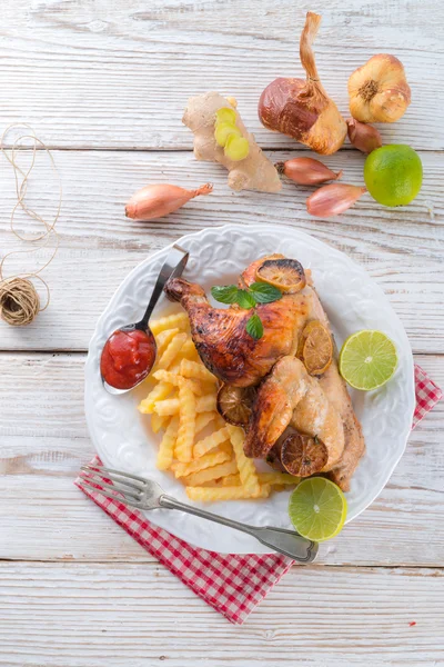 Pollos con papas fritas — Foto de Stock