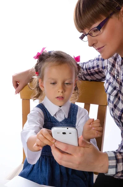 Moeder en dochter met mobiele telefoon — Stockfoto