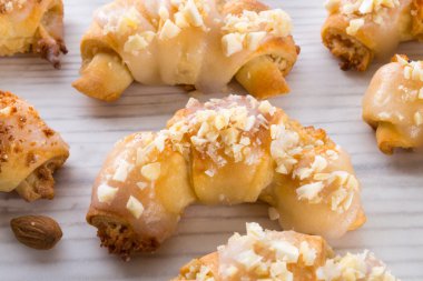 tatlılık mini bademli kruvasan