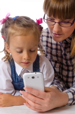 Anne ve kızı ile hareket eden telefon