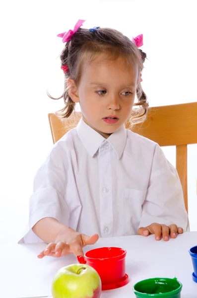 Mor och dotter måla med finger — Stockfoto