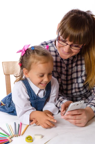 Madre e hija con teléfono móvil — Foto de Stock