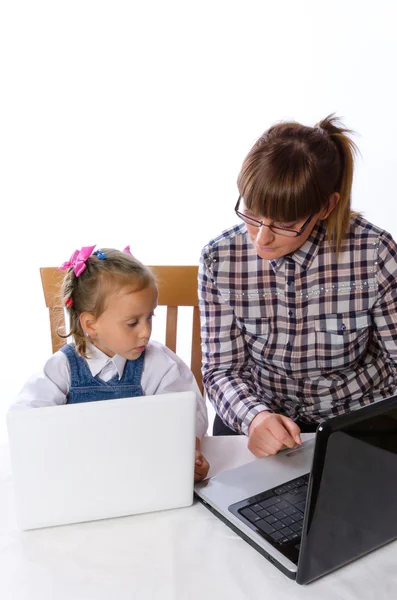 Moeder en dochter op de computer — Stockfoto