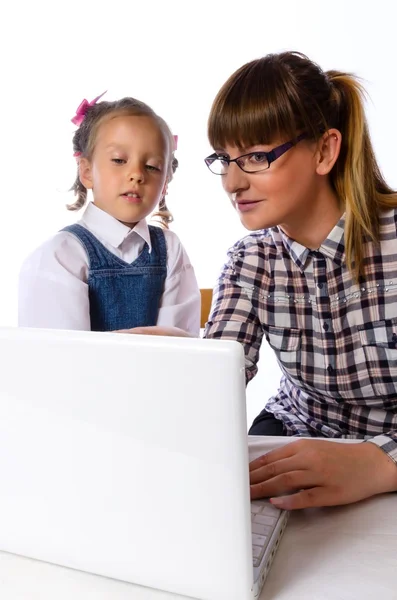 Moeder en dochter op de computer — Stockfoto