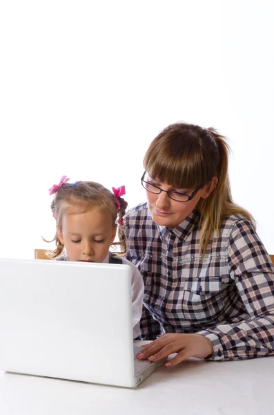 Anne ve kızı bilgisayarda — Stok fotoğraf