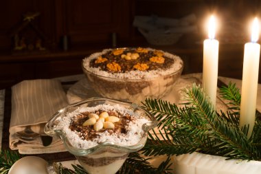 tatlı çöl fındık ve kuru üzüm ile