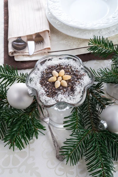 Söt dessert med nötter och russin — Stockfoto