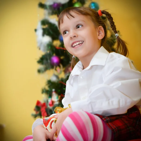 Menina pequena com presentes — Fotografia de Stock