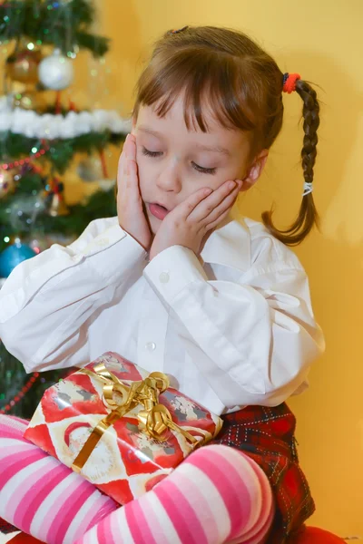 Menina pequena com presentes — Fotografia de Stock