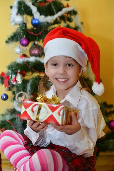 プレゼントと小さな女の子 — ストック写真