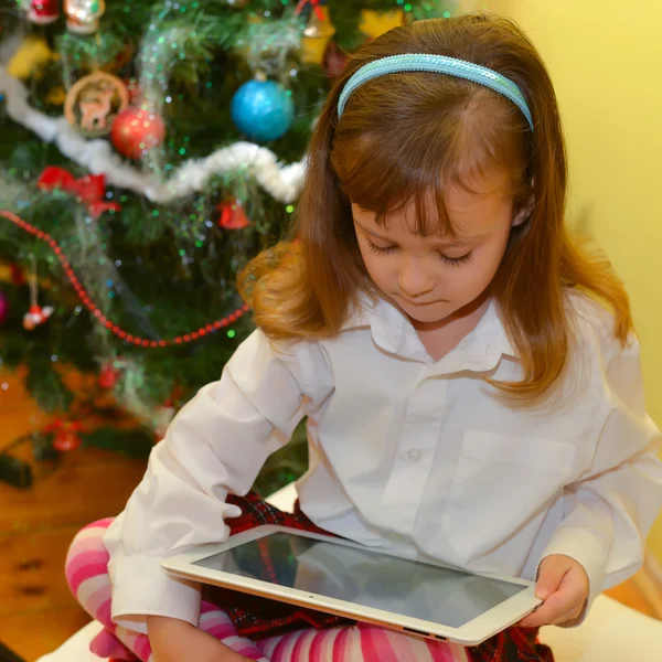 Piccola ragazza con tablet — Foto Stock