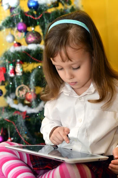 Piccola ragazza con tablet — Foto Stock