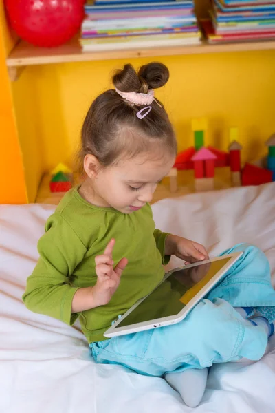 Malá dívka s tabletem — Stock fotografie