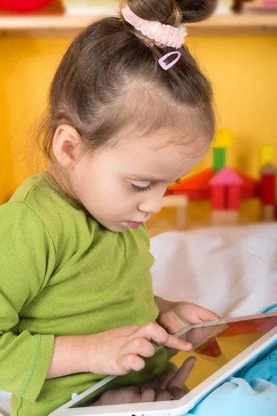 Malá dívka s tabletem — Stock fotografie