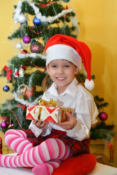 プレゼントと小さな女の子 — ストック写真