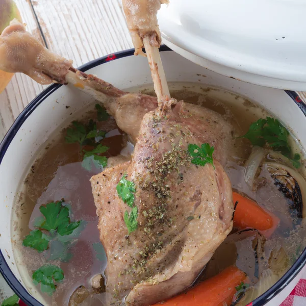 Ganso - sopa com vinho tinto e tomilho — Fotografia de Stock