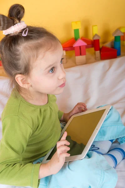 Kleine meisjes met Tablet PC — Stockfoto