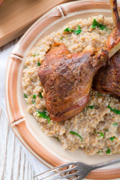 Roasted goose thighs with grits — Zdjęcie stockowe