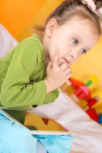 Kleine meisjes met Tablet PC — Stockfoto