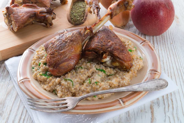 Roasted goose thighs with grits — Stockfoto