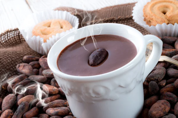 Chocolate quente com bolacha — Fotografia de Stock
