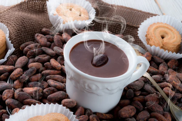 Chocolate quente com bolacha — Fotografia de Stock