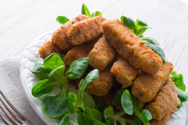 Hembakt fisk pinnar med sallad — Stockfoto