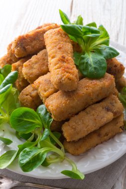 ev-pişmiş kızarmış balık salata