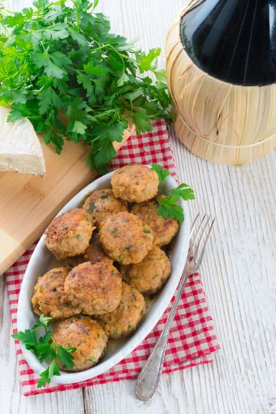 Köfte kalıp peynir ve maydanoz ile — Stok fotoğraf