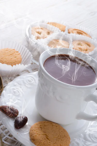 Chocolate quente com bolacha — Fotografia de Stock