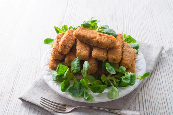 Домашние рыбные палочки с салатом Стоковая Картинка