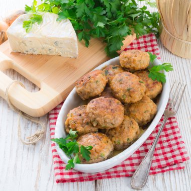 köfte kalıp peynir ve maydanoz ile