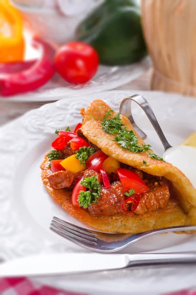 Goulash húngaro com panqueca de batata — Fotografia de Stock
