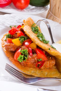 patates tava keki ile Macar gulaş