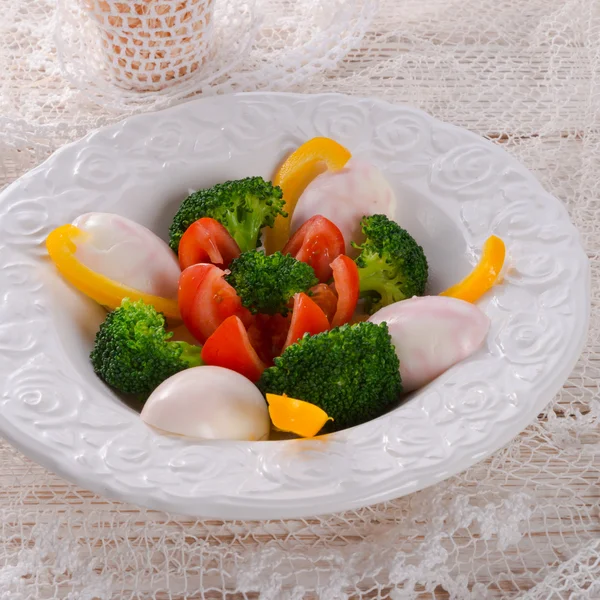 Marbled eggs with vegetables — Stock Photo, Image