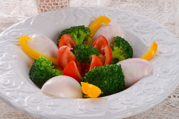 Marbled eggs with vegetables — Stock Photo, Image