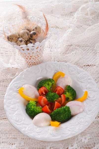 Marbled eggs with vegetables — Stock Photo, Image