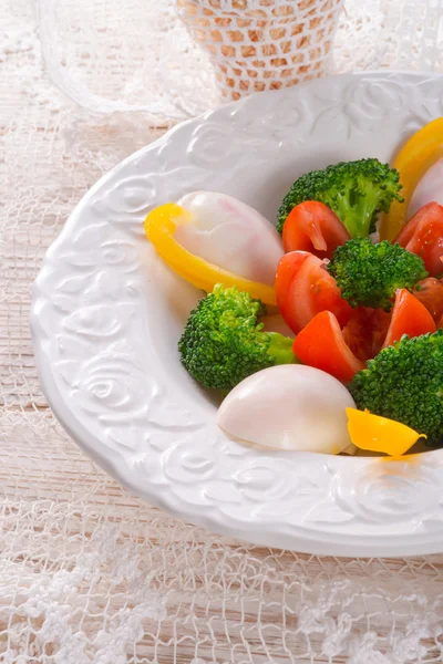 Marmorierte Eier mit Gemüse — Stockfoto
