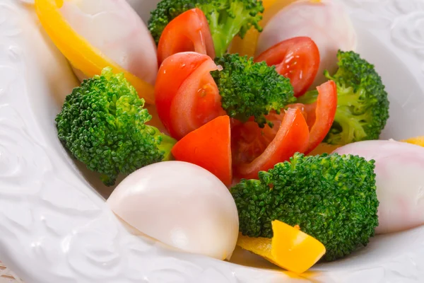 大理石的鸡蛋和蔬菜 — 图库照片