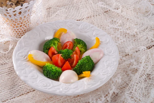 Marbled eggs with vegetables — Stock Photo, Image