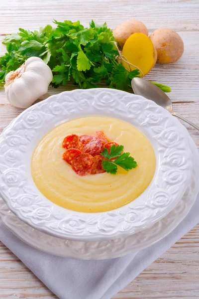 Soupe à la crème de pommes de terre avec chorizo et ail — Photo