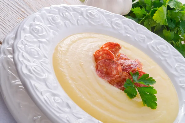 Soupe à la crème de pommes de terre avec chorizo et ail — Photo