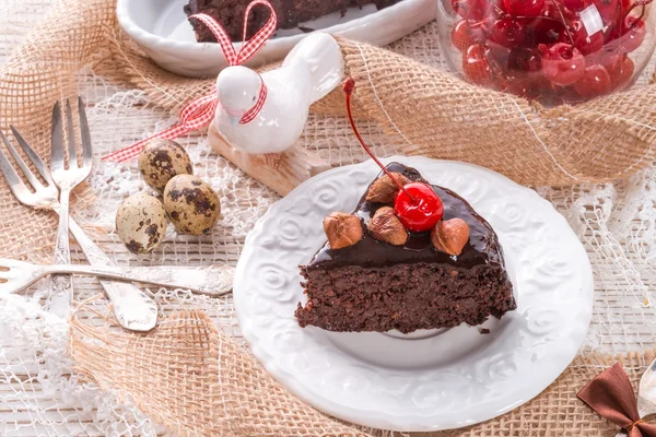 Gâteau aux noix au chocolat et cerises — Photo
