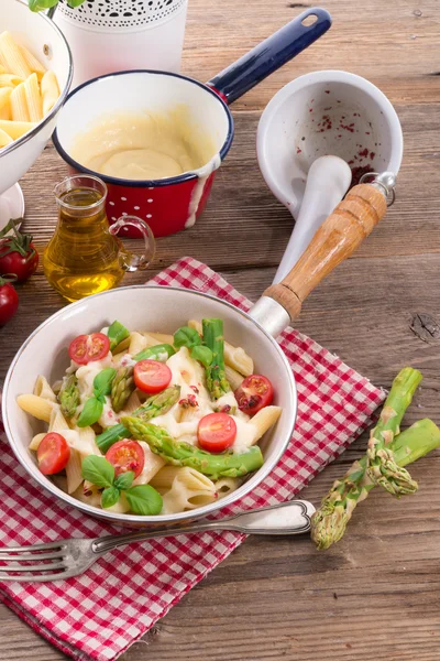 Fideos con espárragos en crema —  Fotos de Stock