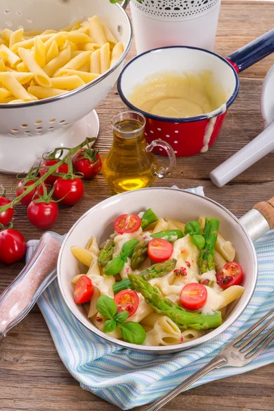 Fideos con espárragos en crema —  Fotos de Stock