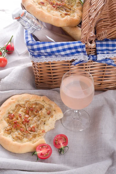 Onion tart and Federweisser — Stock Photo, Image