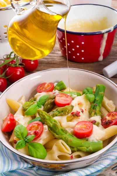 Noodles with asparagus — Stock Photo, Image