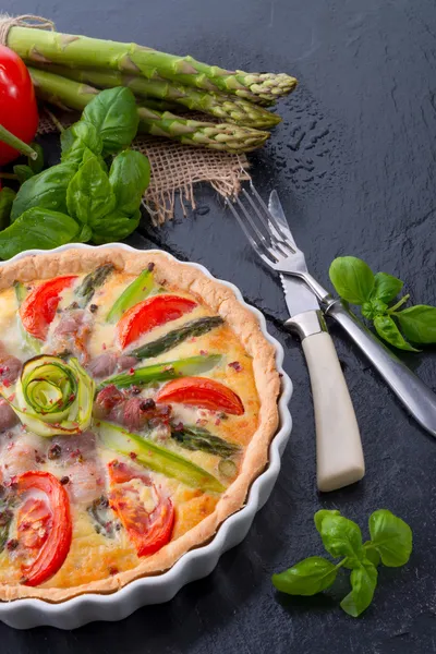 Зеленая спаржа пирог с яйцами и помидорами — стоковое фото
